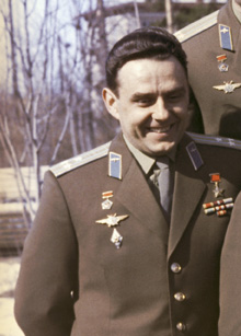 Vladimir Komarov foto grupal grupo de cosmonautas (cropped).jpg