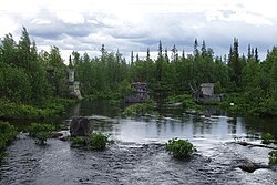 Руины недостроенного железнодорожного моста через Кицу