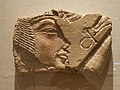 Талатат с изображением Нефертити (XVIII династия) и протянутым ей анхом