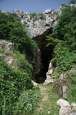 Самый крупный, правый вход в пещеру. 2007 год