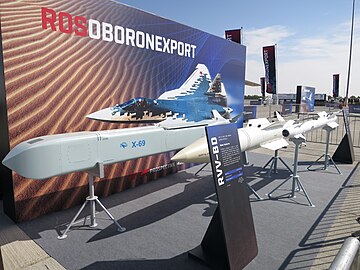 Макеты крылатой ракеты воздушного базирования KH-69, ракеты класса "воздух-воздух" большой дальности RVV-BD и ракеты класса "воздух-воздух" малой дальности RVV-MD2 на авиашоу в Дубае в 2023 году