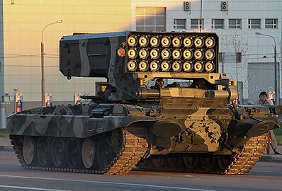 Российская 30-ствольная реактивная установка залпового огня TOS-1 на базе шасси танка Т-72