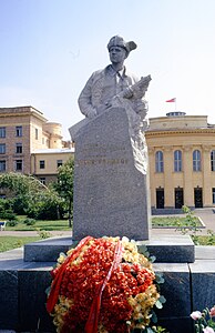 Монумент Лёне Голикову в Новгороде