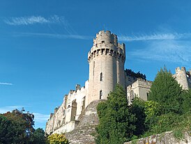 Вид на Уорикский замок с реки Эйвон