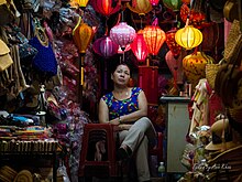 Женщина-продавец в частной лавке, город Хойам на юге страны