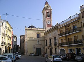 Vista de la plaza del Ayuntamiento de Alberique, Valencia, España, con la Iglesia de San Lorenzo.jpg