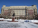 Стоквартирный дом и памятник его автору - архитектору Крячкову.jpg