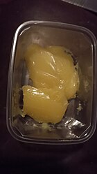 Густая вязкая масса от светло-жёлтого до коричневато-жёлтого цвета со слабым специфическим запахом