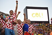 Болельщики сборной Хорватии по футболу радуются забитому голу