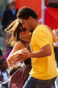 Пара танцует под меренге в лондонском районе Саут-Бэнк