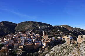 Alcaine y recinto amurallado.jpg