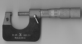 Микрометр для внешних размеров от 0 до 25 мм, цена деления 0,01 мм, измеренный размер 9,7 мм.