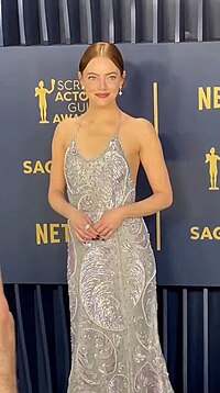 Эмма Стоун на 30-й красной дорожке SAG Awards в 2024 году