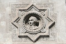 Скульптура Шарля Кулона на главном фасаде почтового отеля на улице Кольбер в Марселе