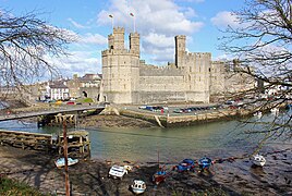 Caernarfon Castle - geograph.org.uk - 6691340.jpg
