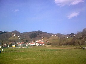 Berako elizaren inguruak, hegoaldetik ikusita.jpg