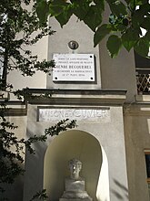 Бюст и мемориальная плита Беккереля в Национальном музее естественной истории