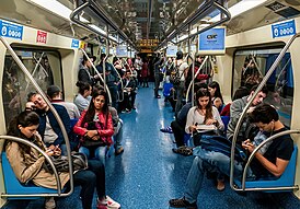 Усталые люди в метро в Сан-Паулу