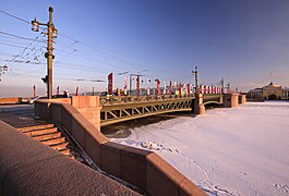 Дворцовый мост через Неву зимой