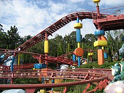 Один из аттракционов в парке развлечений
