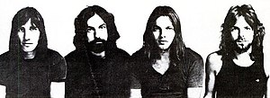 Pink Floyd в 1971 году. Слева направо: Роджер Уотерс, Ник Мейсон, Дэвид Гилмор, Ричард Райт, Обложка альбома Meddle