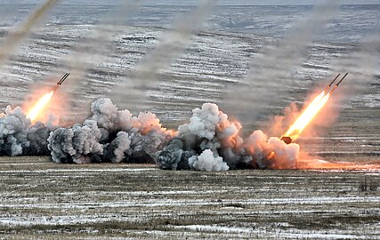 Стрельба из реактивных систем залпового огня TOS-1A.