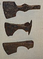 Похожие боевые топоры древней Руси — особенно средний из них похож на топор из Шекшова по форме