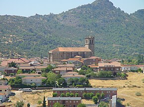 Vista de Robledo de Chavela con la iglesia de la Asunción.jpg