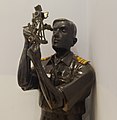 Статуя индийского военно-морского офицера с морским секстантом
