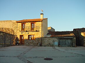 Casa de piedra en La Serna del Monte.jpg