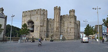 Caernarfon Castle - geograph.org.uk - 6566342.jpg