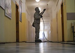 Военнослужащий войск РХБЗ проводит дезинфекцию помещения