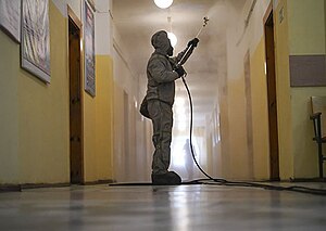 Военнослужащий войск РХБЗ проводит дезинфекцию помещения