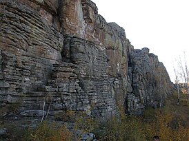 Скальный массив с рисунками