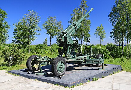 Зенитное орудие у мемориала «Разорванное кольцо». 2019 год