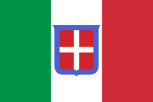Флаг Италии (1861—1946) с геральдическим щитом герба Савойской династии, обрамлённым синим цветом