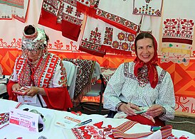 Вышивальщицы — участницы Всероссийского конкурса «Русь мастеровая» за работой