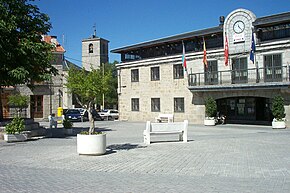 Ayuntamiento, plaza y campanario de iglesia en Colmenarejo.jpg