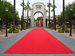 Красная дорожка - самый узнаваемый символ Голливуда, обобщенного названия американской развлекательной киноиндустрии