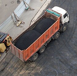 Транспортировка асфальта в кузове самосвала МЗКТ-6515