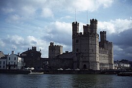 Caernarfon Castle and Afon Seiont - geograph.org.uk - 6423484.jpg