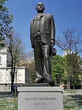 Памятник Миланковичу в Белграде