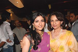 Soha Ali Khan Sharmila Tagore still1.jpg