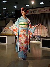 Japanese woman wearing a kimono (131).jpg