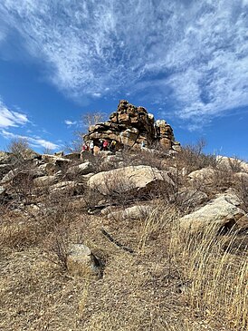 Скальный массив с рисунками