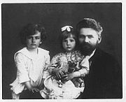 Лев Берг с семьёй