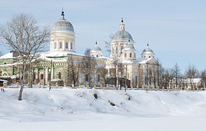 Торжок. Ансамбль Спасо-Преображенского собора и Входоиерусалимской церкви с левого берега Тверцы..JPG