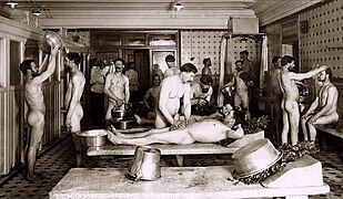 Баня Егорова в Санкт-Петербурге (Россия) около 1910 года. Сцена была разыграна для фотографа Карла К. Булла