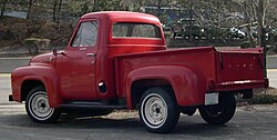 Массовый послевоенный пикап Ford F-100 1955 года