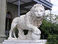 Скульптура льва со стороны южного фасада